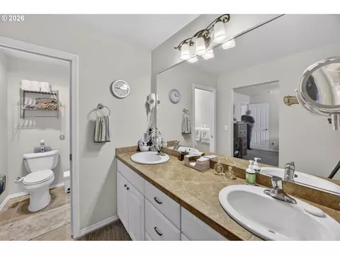 Bath - 4805 Cloudcroft Ln, Florence, OR 97439 photo 3 of 5