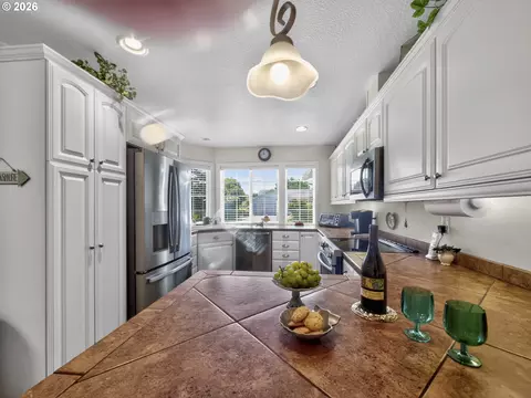 Kitchen - 4805 Cloudcroft Ln, Florence, OR 97439 photo 6 of 6