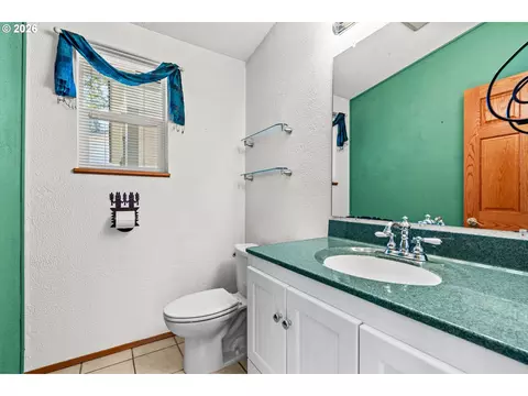 Bath - 1572 Happy Ln, Eugene, OR 97401 photo 1 of 4