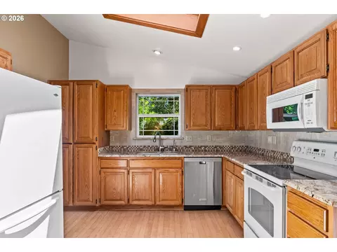 Kitchen - 1572 Happy Ln, Eugene, OR 97401 photo 3 of 3