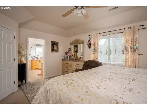 Bedroom - 5435 SE Old Woods Loop, Gresham, OR 97080 photo 3 of 8