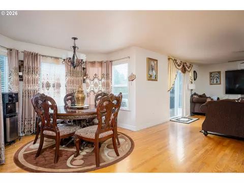 Dining - 5435 SE Old Woods Loop, Gresham, OR 97080 photo 2 of 3