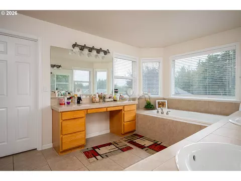 Bath - 5435 SE Old Woods Loop, Gresham, OR 97080 photo 1 of 4
