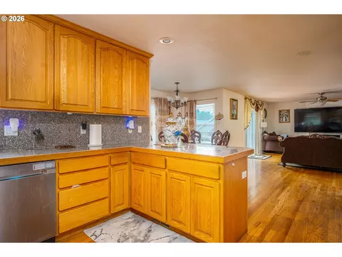 Kitchen - 5435 SE Old Woods Loop, Gresham, OR 97080 photo 3 of 4