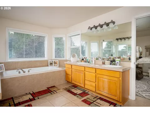 Bath - 5435 SE Old Woods Loop, Gresham, OR 97080 photo 2 of 4