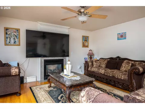 Living - 5435 SE Old Woods Loop, Gresham, OR 97080 photo 2 of 5