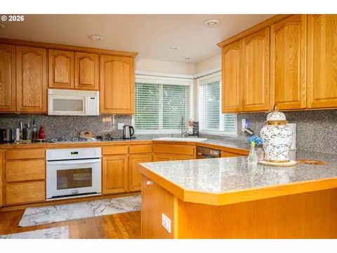 Kitchen - 5435 SE Old Woods Loop, Gresham, OR 97080 photo 2 of 4