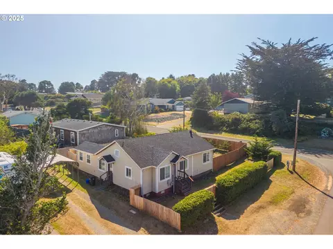 520 5th St SE, Bandon, OR 97411