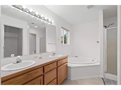 Bath - 1753 NW Wonderview Ave, Gresham, OR 97030 photo 3 of 4