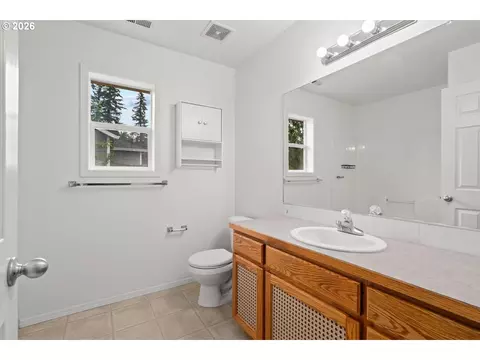 Bath - 1753 NW Wonderview Ave, Gresham, OR 97030 photo 2 of 4