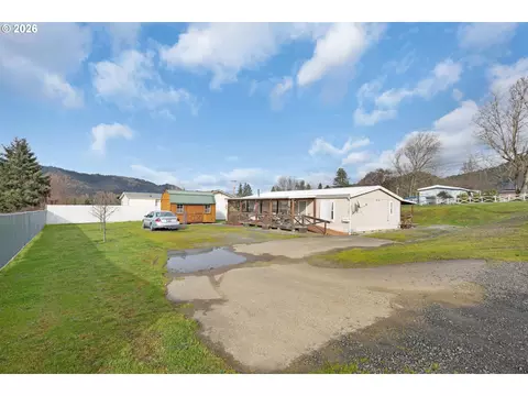 583 Suncrest St, Myrtle Creek, OR 97457
