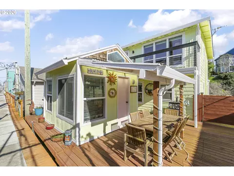 376 N Tomahawk Island Dr, Portland, OR 97217