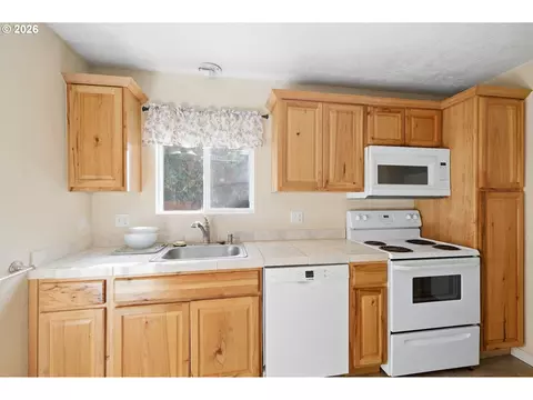 Kitchen - 716 F St, Springfield, OR 97477 photo 4 of 5