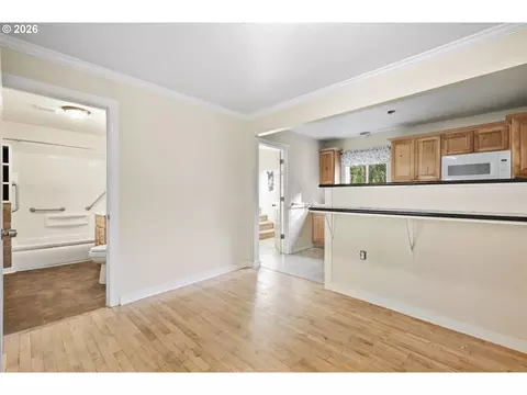 Living - 716 F St, Springfield, OR 97477 photo 8 of 8