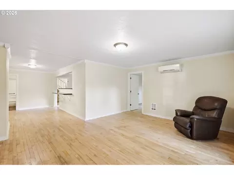 Living - 716 F St, Springfield, OR 97477 photo 1 of 8