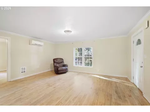 Living - 716 F St, Springfield, OR 97477 photo 4 of 8