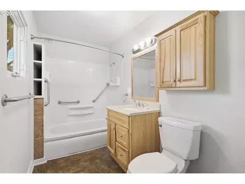 Bath - 716 F St, Springfield, OR 97477 photo 1 of 1