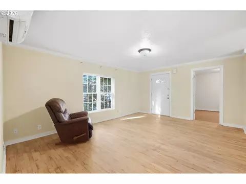 Living - 716 F St, Springfield, OR 97477 photo 5 of 8