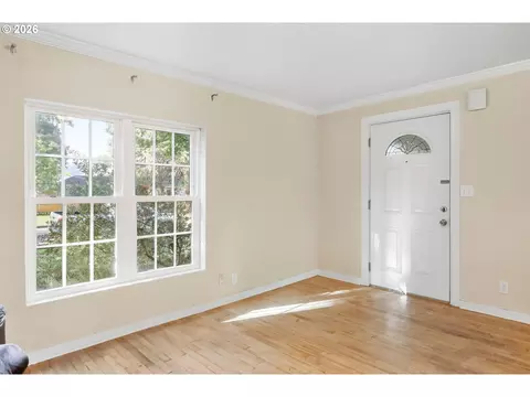 Living - 716 F St, Springfield, OR 97477 photo 3 of 8
