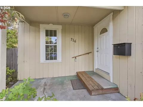 Exterior - 716 F St, Springfield, OR 97477 photo 3 of 8