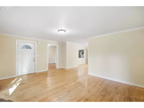 Living - 716 F St, Springfield, OR 97477 photo 2 of 8