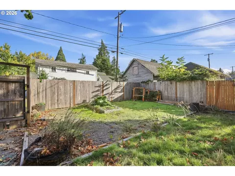 Exterior - 716 F St, Springfield, OR 97477 photo 7 of 8