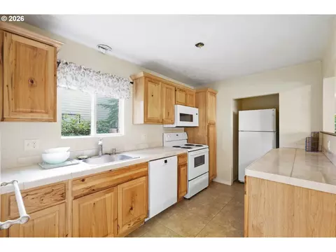 Kitchen - 716 F St, Springfield, OR 97477 photo 3 of 5