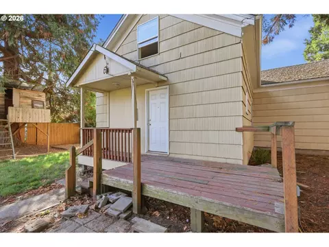 Exterior - 716 F St, Springfield, OR 97477 photo 4 of 8