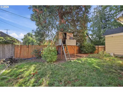 Exterior - 716 F St, Springfield, OR 97477 photo 2 of 8