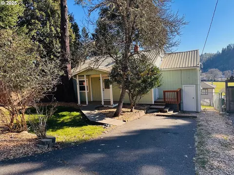 307 SW Fifth Ave, Myrtle Creek, OR 97457