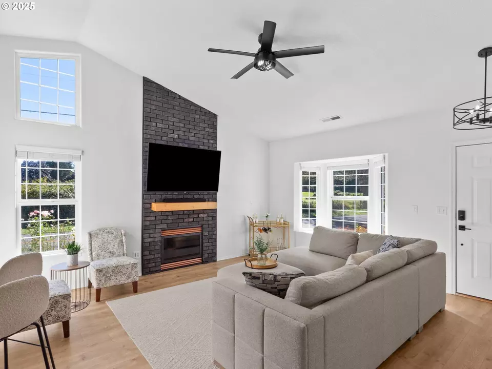 Living - 1002 40th St, Washougal, WA 98671 photo 2 of 2