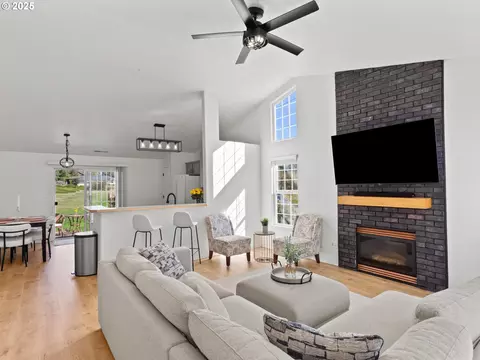Living - 1002 40th St, Washougal, WA 98671 photo 1 of 2