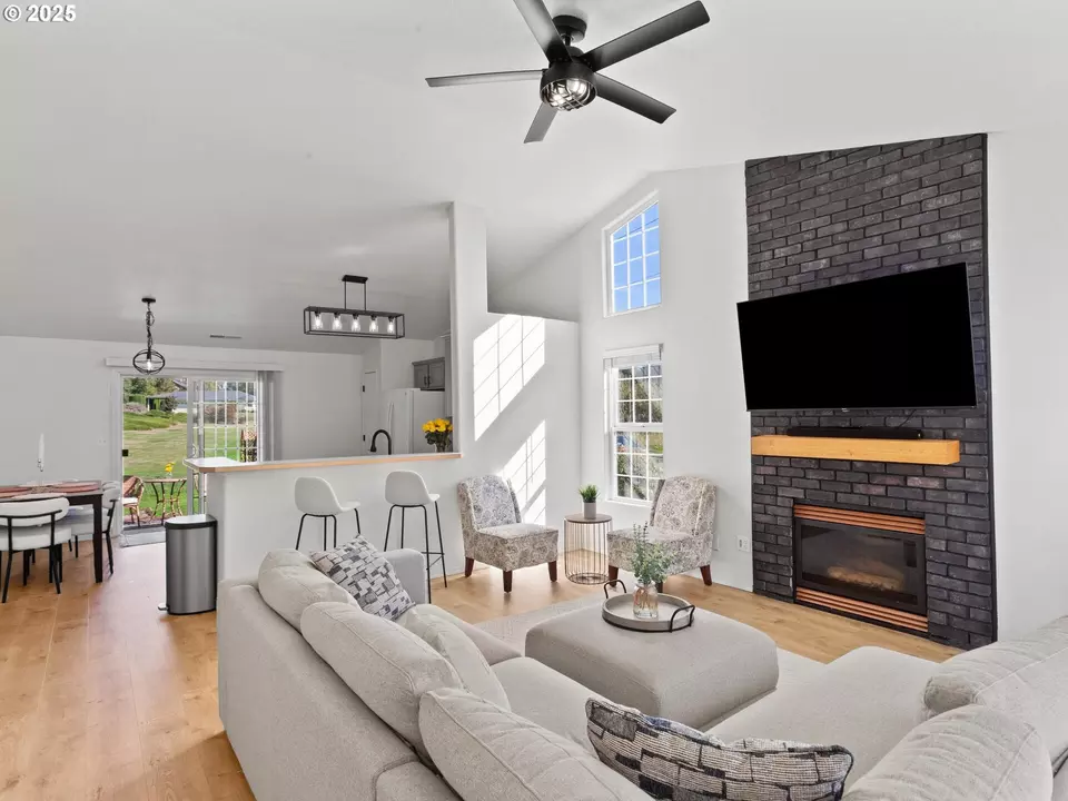 Living - 1002 40th St, Washougal, WA 98671 photo 1 of 2