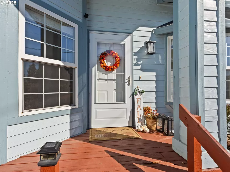 Exterior - 1002 40th St, Washougal, WA 98671 photo 2 of 9