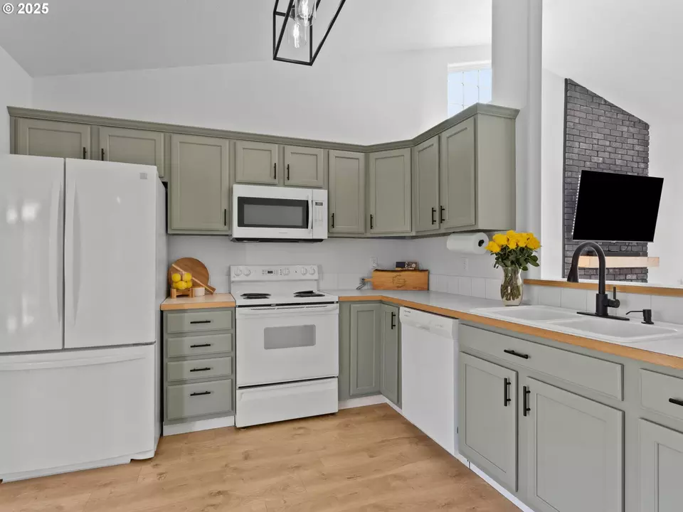 Kitchen - 1002 40th St, Washougal, WA 98671 photo 2 of 2
