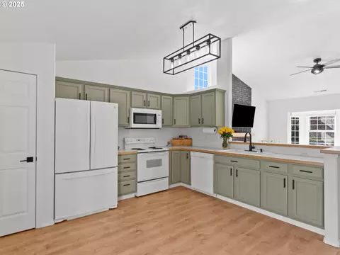 Kitchen - 1002 40th St, Washougal, WA 98671 photo 1 of 2