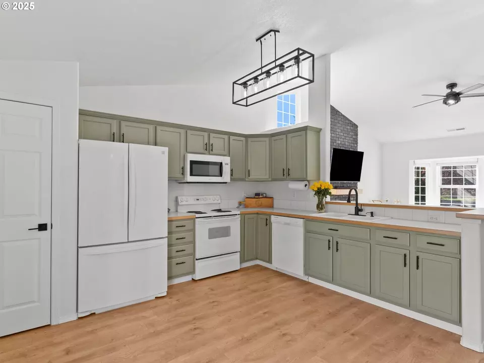 Kitchen - 1002 40th St, Washougal, WA 98671 photo 1 of 2