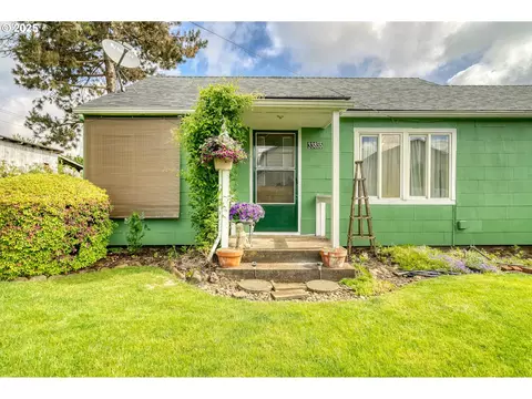 33855 NE Blossom Dr, Scappoose, OR 97056