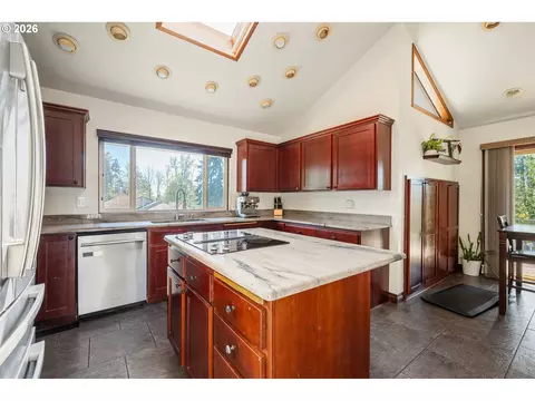 Kitchen - 13 Judith Pl, Longview, WA 98632 photo 4 of 4