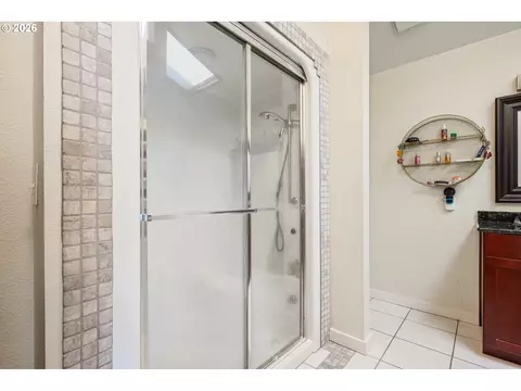 Bath - 13 Judith Pl, Longview, WA 98632 photo 2 of 4