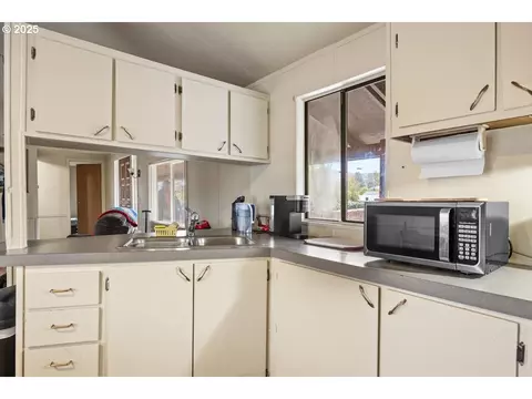 90 SE Darrell Ave, Winston, OR 97496 photo 6