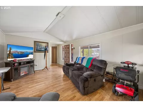 90 SE Darrell Ave, Winston, OR 97496 photo 2