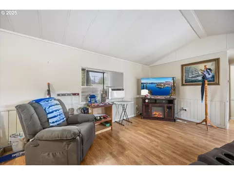 90 SE Darrell Ave, Winston, OR 97496 photo 4