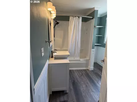 Bath - 303 NE Anvidon St, Pendleton, OR 97801 photo 4 of 6