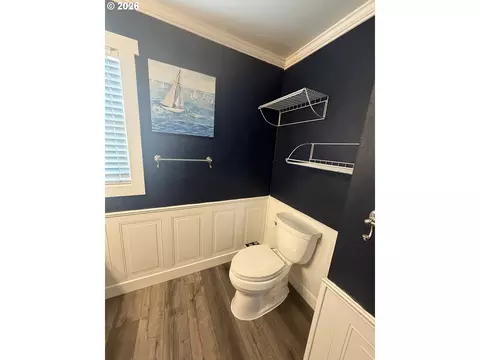 Bath - 303 NE Anvidon St, Pendleton, OR 97801 photo 3 of 6