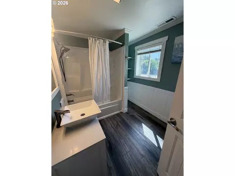 Bath - 303 NE Anvidon St, Pendleton, OR 97801 photo 5 of 6