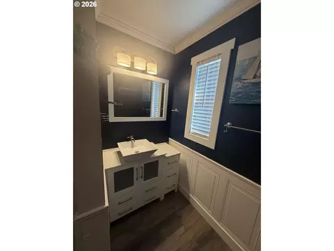 Bath - 303 NE Anvidon St, Pendleton, OR 97801 photo 2 of 6