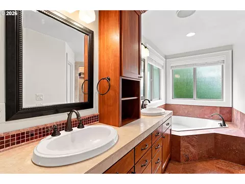Bath - 6107 Forest Ridge Dr, Springfield, OR 97478 photo 2 of 6