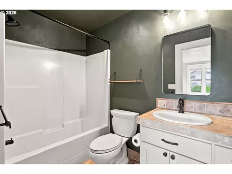 Bath - 6107 Forest Ridge Dr, Springfield, OR 97478 photo 4 of 6