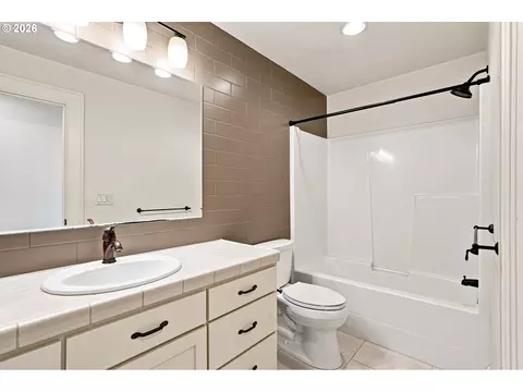 Bath - 6107 Forest Ridge Dr, Springfield, OR 97478 photo 5 of 6
